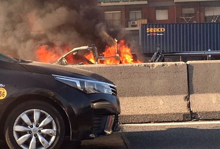 Explotó un utilitario en la autopista General Paz en Buenos Aires (Fotos: Twitter).
