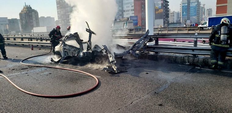 Explotó un utilitario en la autopista General Paz en Buenos Aires (Fotos: Twitter).