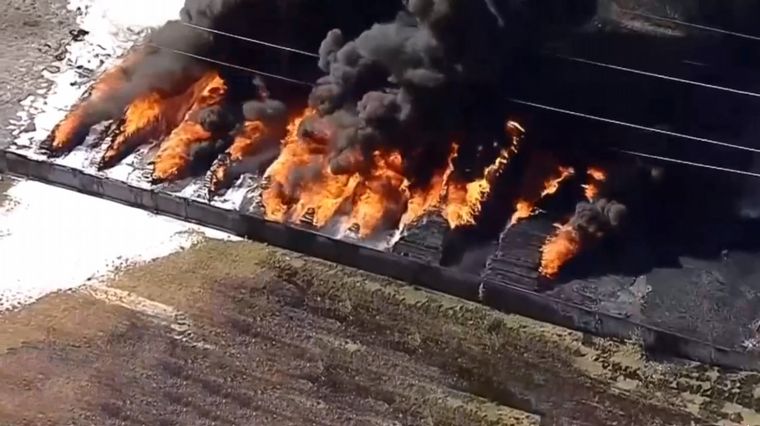 Impresionante incendio en una fábrica de plásticos de Texas