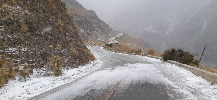 Por nieve, cortan el camino al Filo de las sierras en Merlo