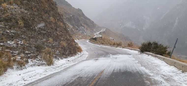 FOTO: Por nieve, cortan el camino al Filo de las sierras en Merlo
