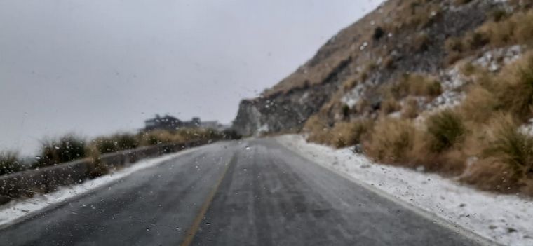 Por nieve, cortan el camino al Filo de las sierras en Merlo