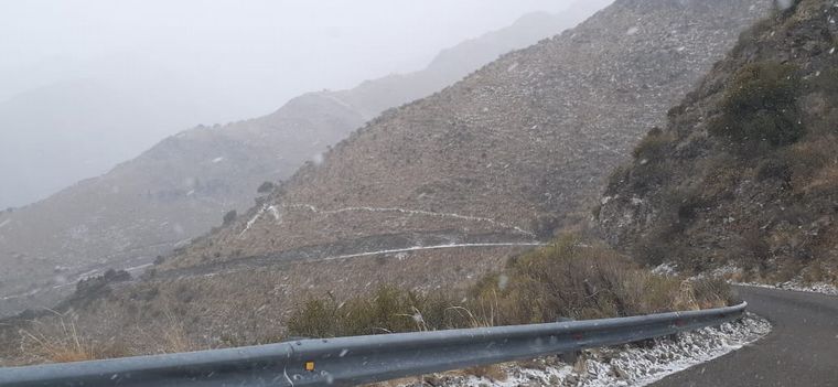 Por nieve, cortan el camino al Filo de las sierras en Merlo