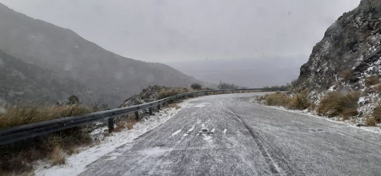 Por nieve, cortan el camino al Filo de las sierras en Merlo