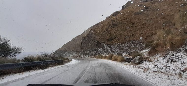 Por nieve, cortan el camino al Filo de las sierras en Merlo