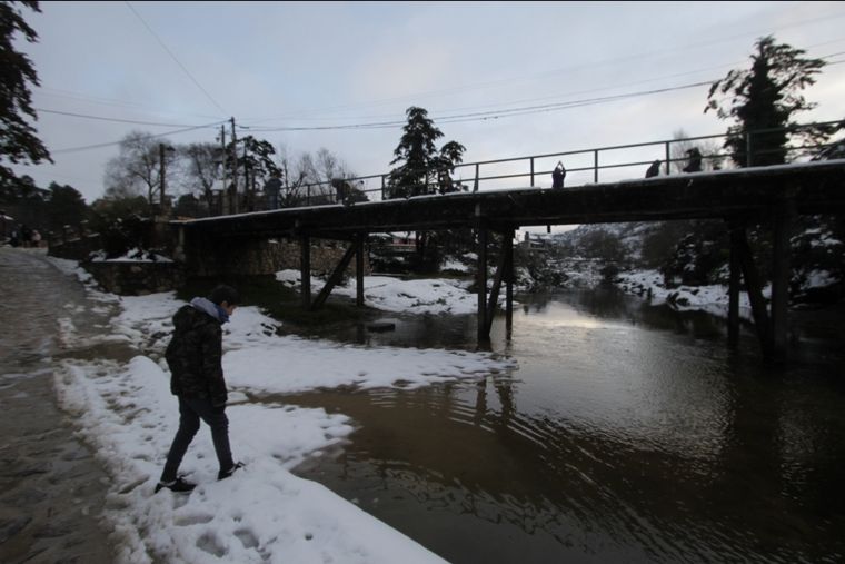 Copiosa nevada cubrió La Cumbrecita en Calamuchita, Córdoba.