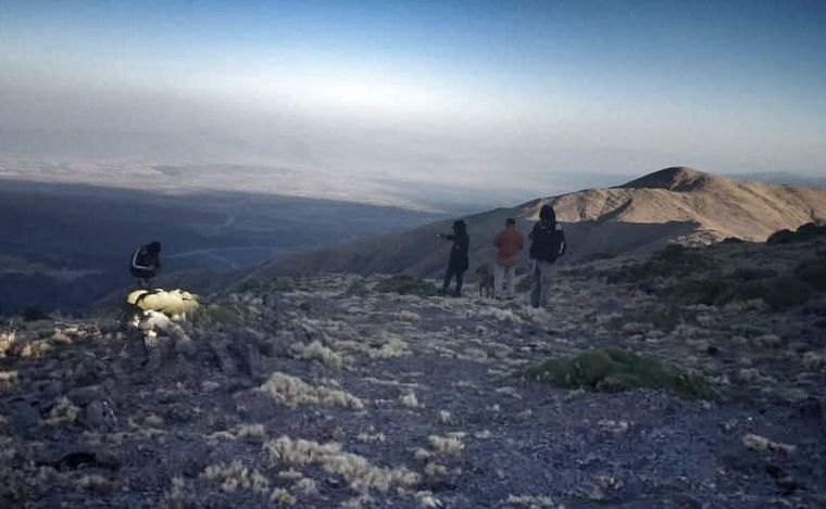 Grupo de búsqueda de la montañista.