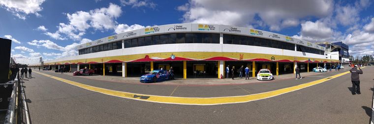 Los boxes, los autos y el distanciamiento en el "Galvez" de Buenos Aires.