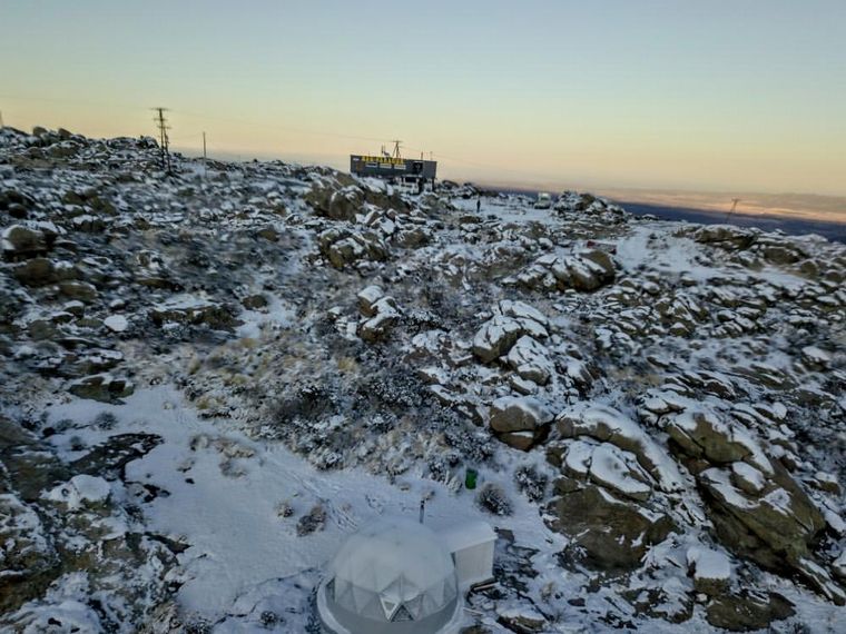 FOTO: El Parador Giulio Cesare completamente nevado y desde el cielo (Foto: Juan Filloy).