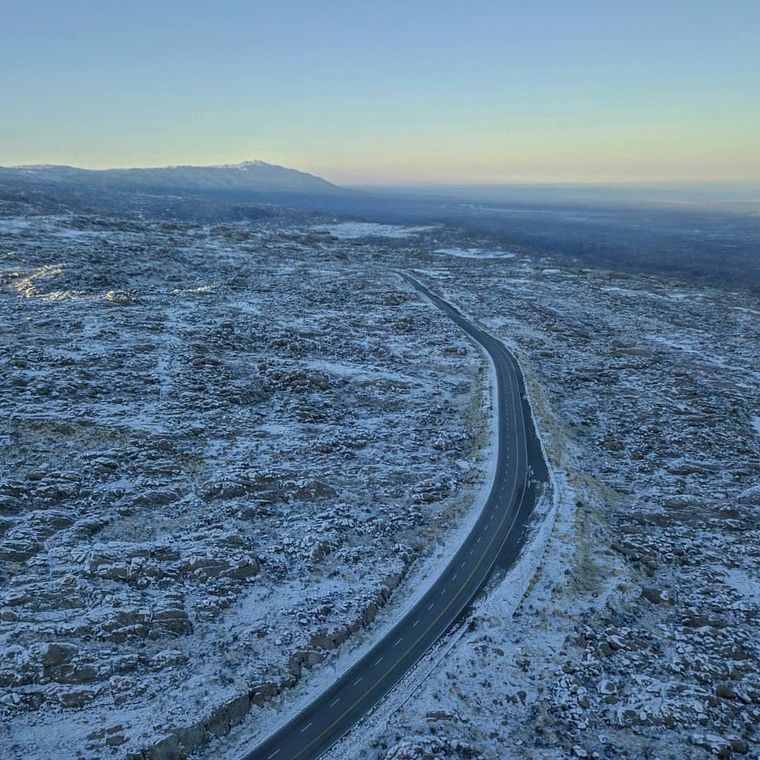 El Parador Giulio Cesare completamente nevado y desde el cielo (Foto: Juan Filloy).