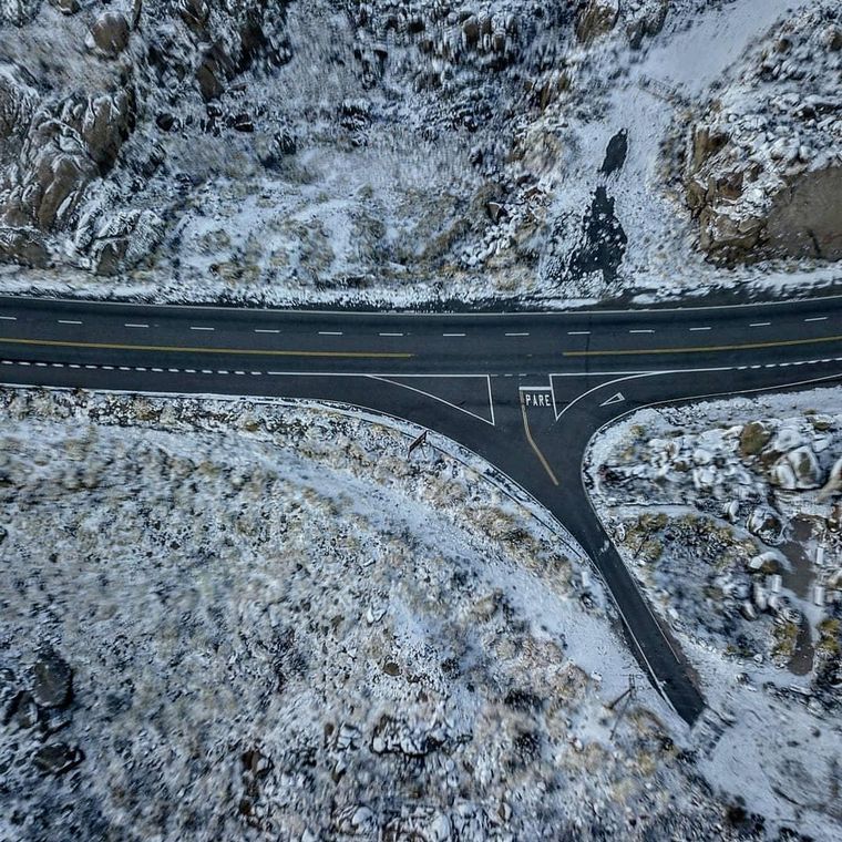 FOTO: El Parador Giulio Cesare completamente nevado y desde el cielo (Foto: Juan Filloy).