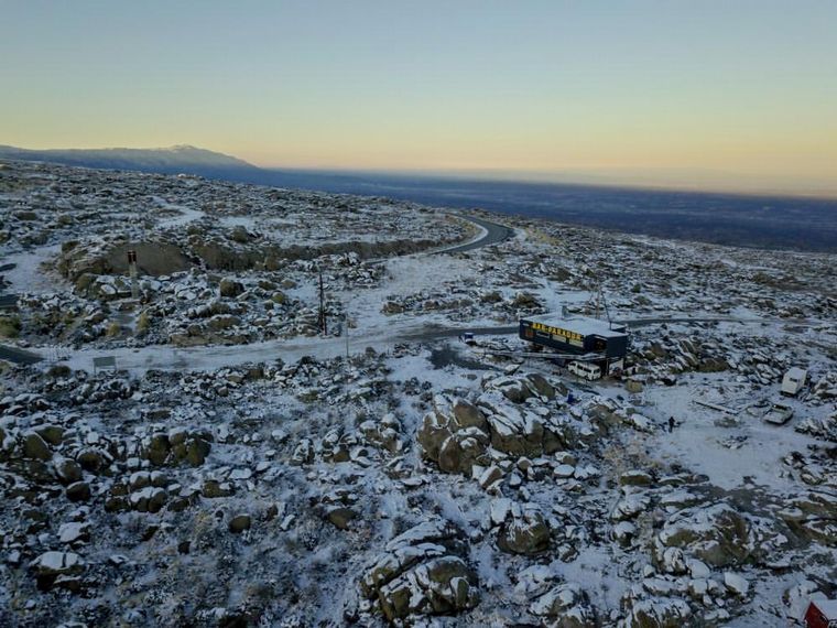 El Parador Giulio Cesare completamente nevado y desde el cielo (Foto: Juan Filloy).