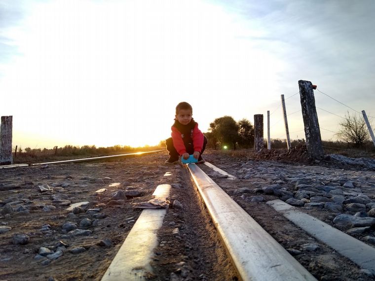 Félix De Luca en las vías del tren a la espera de que pase su amigo maquinista Walter
