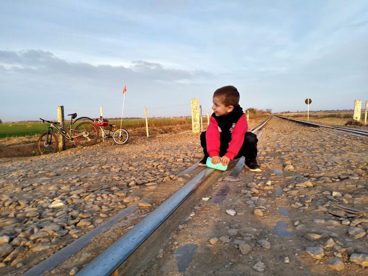 Félix De Luca en las vías del tren a la espera de que pase su amigo maquinista Walter