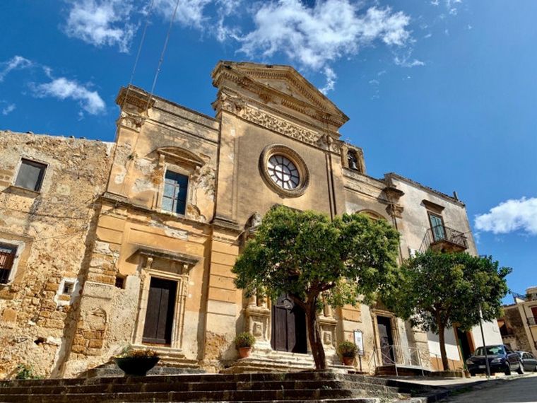 Venden casas en Sicilia por dos euros.