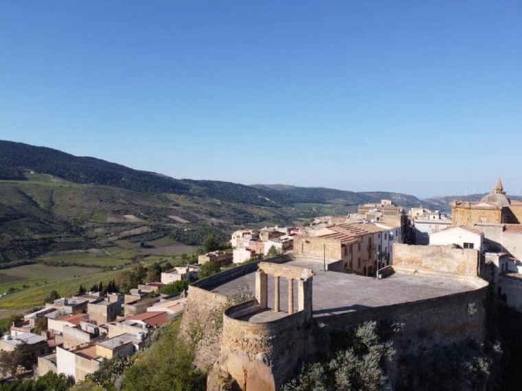 Venden casas en Sicilia por dos euros.