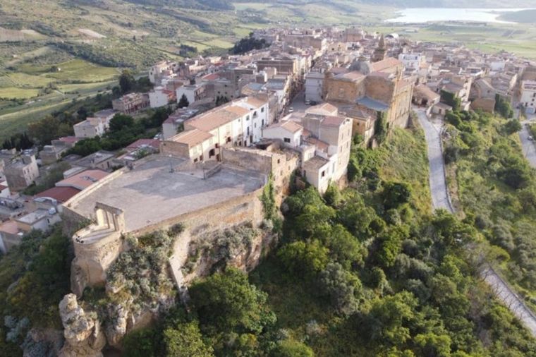 Venden casas en Sicilia por dos euros.