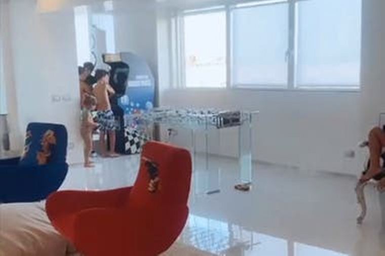 El excéntrico metegol que tiene Wanda Nara en su mansión de París.