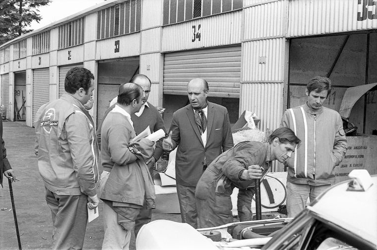 Fangio de saco, Berta manos en los bolsillos, supervisan en la previa de Nurburgring 