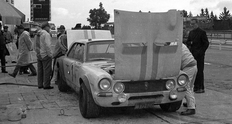 Reabastecimiento para el Torino Nº3, a poco de llegar a la meta con Franco.