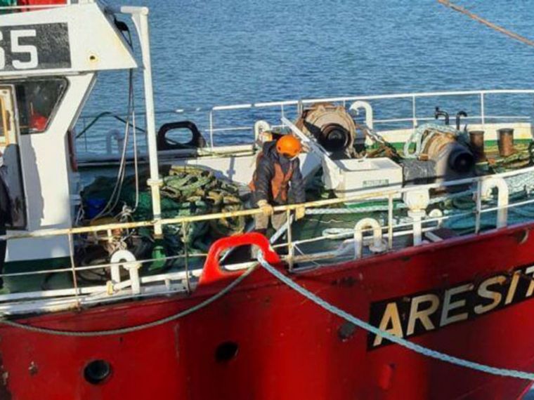 El Aresit realizaba la temporada de langostino en aguas jurisdiccionales.