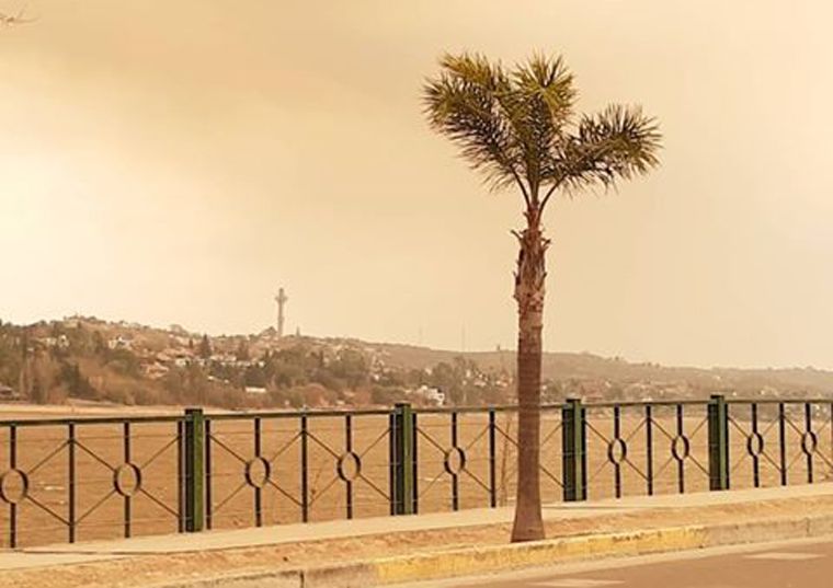 Una columna de humo cubre parte de las sierras por incendios