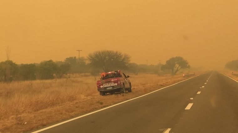 Una columna de humo cubre parte de las sierras por incendios