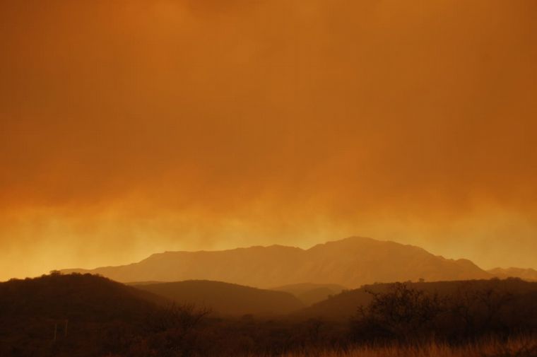 FOTO: Las llamas devoran el bosque en la zona de Capilla del Monte (Foto: Ariel Luna). 