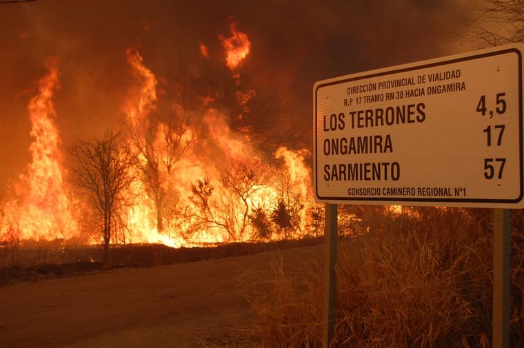Las llamas devoran el bosque en la zona de Capilla del Monte (Foto: Ariel Luna). 