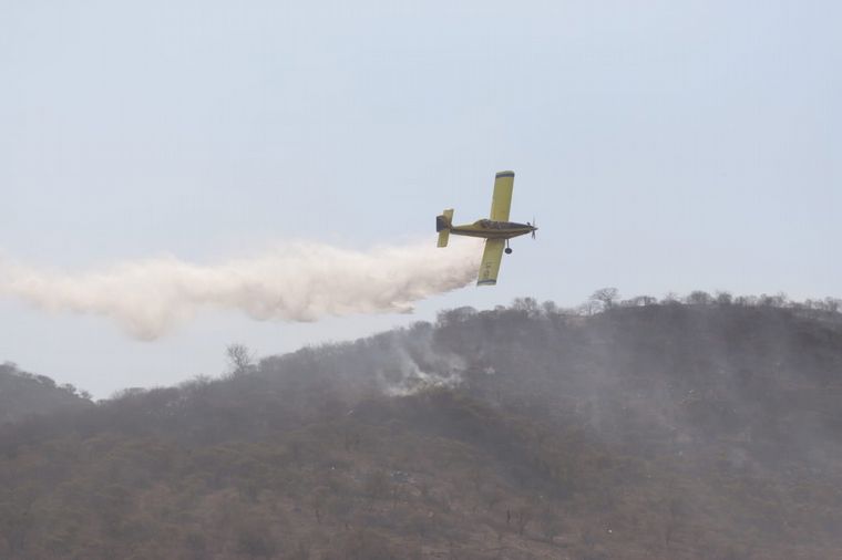 FOTO: Los aviones hidrantes colaboran en la lucha contra el fuego en las sierras.