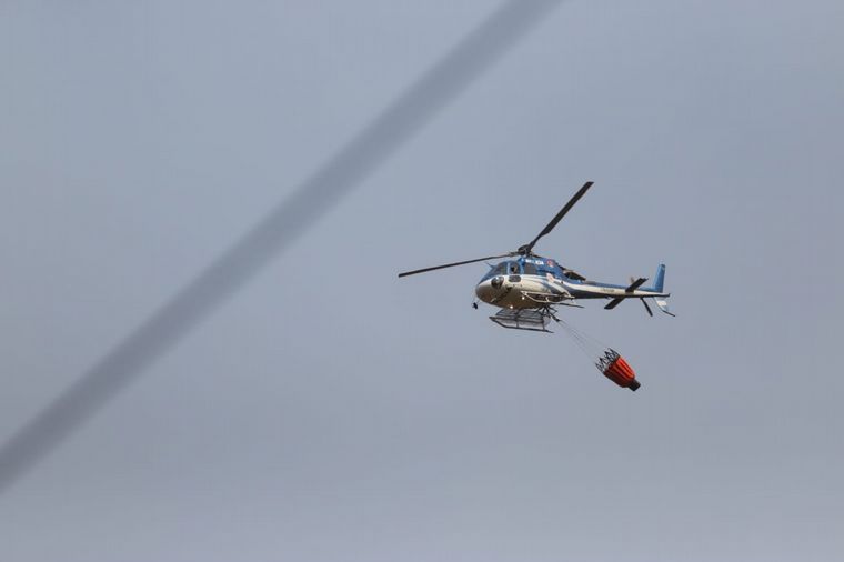 FOTO: Los aviones hidrantes colaboran en la lucha contra el fuego en las sierras.