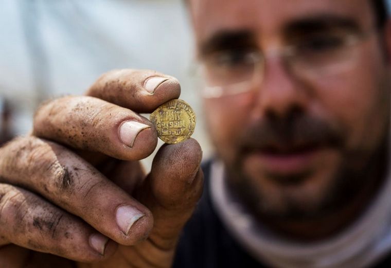 Las monedas datan de hace mil años.