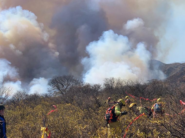 FOTO: Heroica lucha contra el fuego en las sierras de Córdoba.