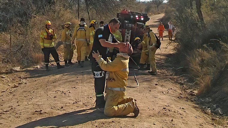 Paramédico asiste a bombero