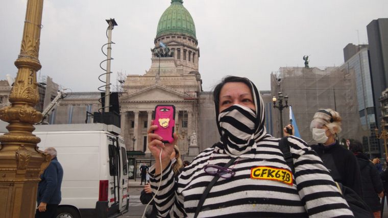 La protesta fue convocada bajo el hastag #27A