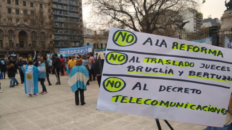 La protesta fue convocada bajo el hastag #27A