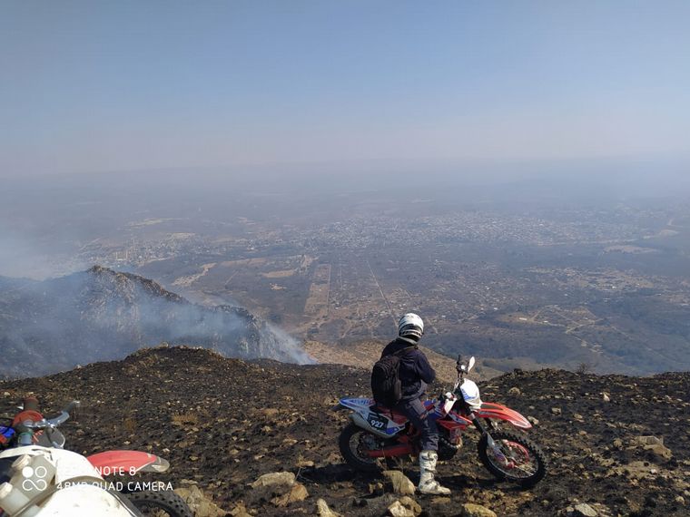 Motociclistas de enduro se sumaron a la ayuda a bomberos en Punilla.