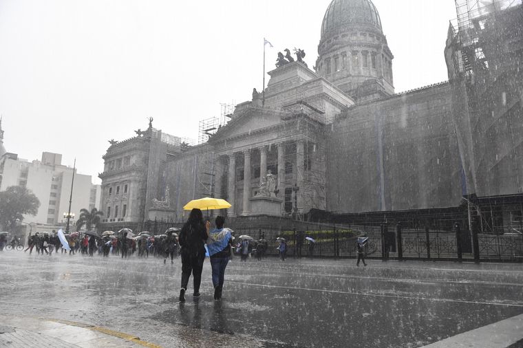 Manifestantes se Congregaron frente al Congreso contra la reforma judicial.