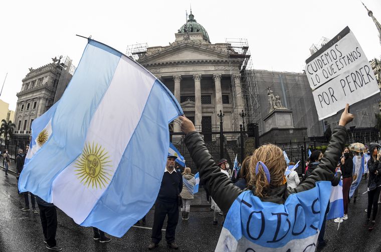 Manifestantes se Congregaron frente al Congreso contra la reforma judicial.