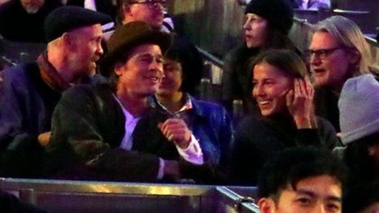Brad Pitt y Nicole Poturalski, juntos en Francia.
