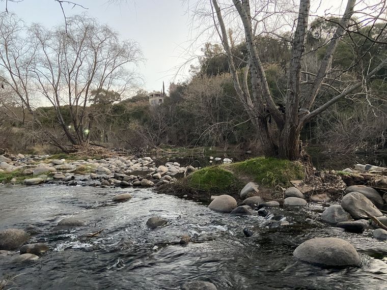 Vecinos de Villa Warcalde limpian la costa del río Suquía.