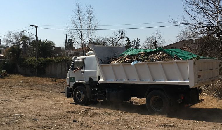 Vecinos de Villa Warcalde limpian la costa del río Suquía.