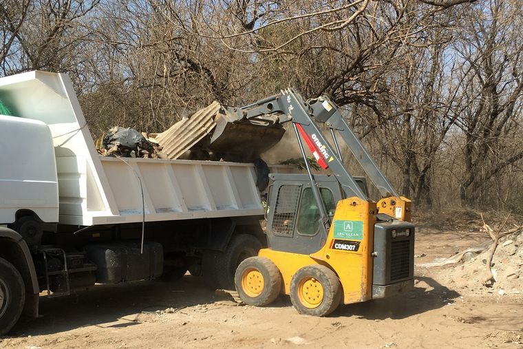 Vecinos de Villa Warcalde limpian la costa del río Suquía.