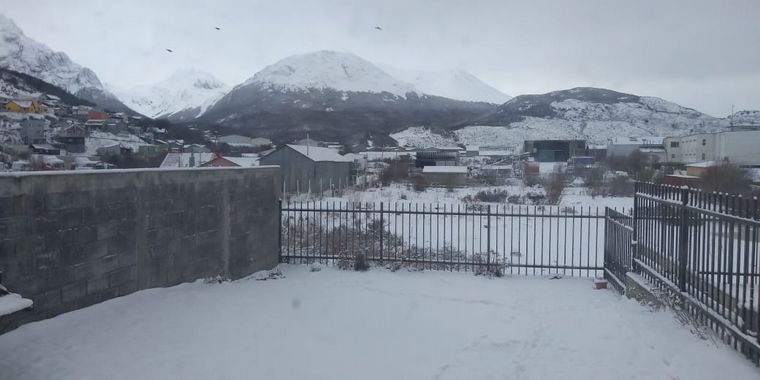 Nevó en Ushuaia y los techos amanecieron con estalactitas. 