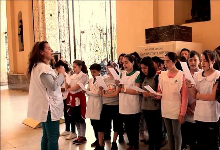 Coro de niños interpreta la única canción que destaca a Juan Bautista Bustos.