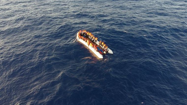 FOTO: El barco de rescate de migrantes financiado por Banksy pide socorro desde el mar.