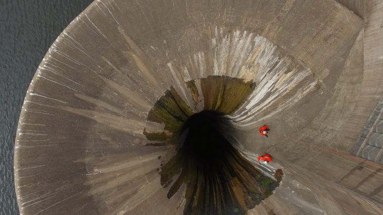 Operativo para evaluar daños en el embudo tras la denuncia de vandalismo