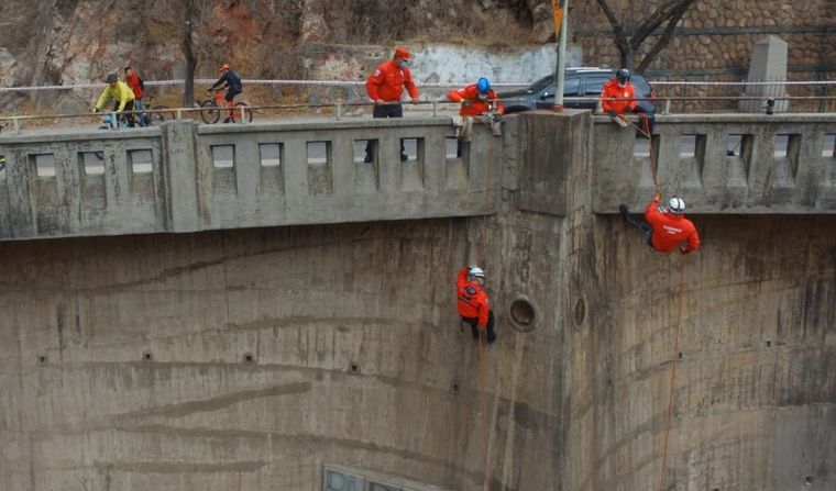 Operativo para evaluar daños en el embudo tras la denuncia de vandalismo