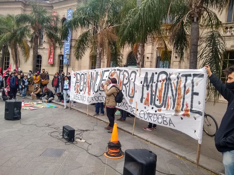 Ambientalistas protestaron por los incendios en Patio Olmos.