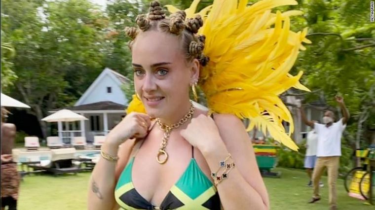 Adele cuasó polémica en las redes con su atuendo.